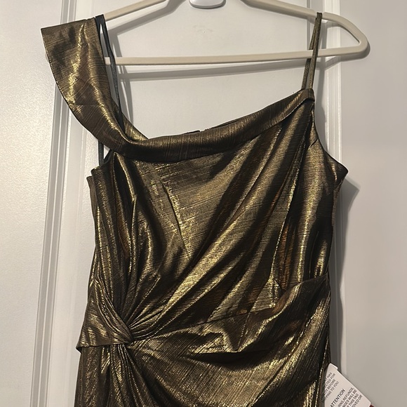 Mac Duggal | Leena | METALLIC OFF THE SHOULDER GOWN - Picture 7 of 16